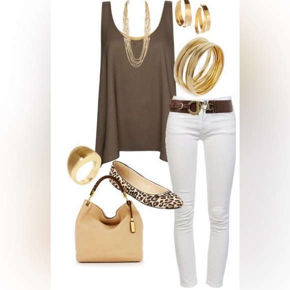 Styling White Pants for Women over 40 - Picture 4 of 13